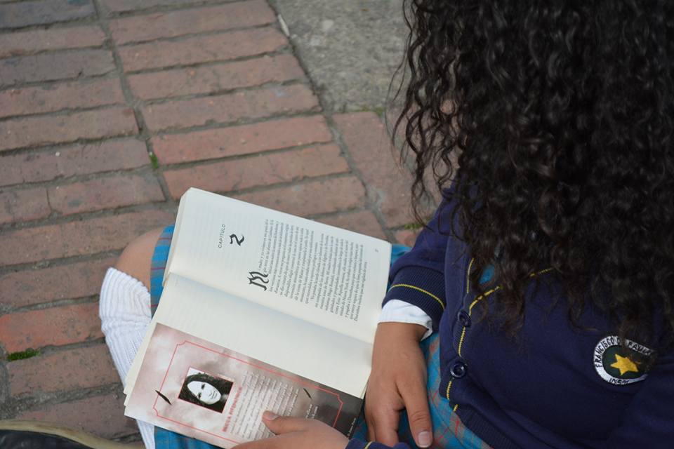 INEM kennedy estudiante leyendo